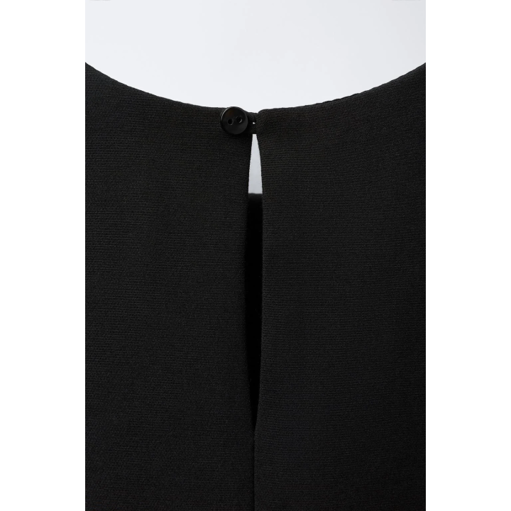 ПЛАТЬЕ С ЦВЕТАМИ 3D И КОНТРАСТНОЙ ОТДЕЛКОЙ