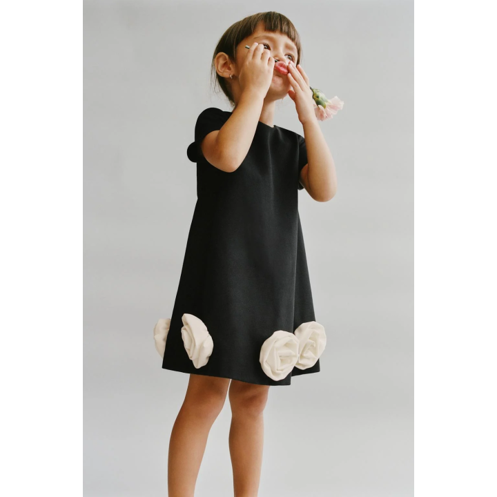 ПЛАТЬЕ С ЦВЕТАМИ 3D И КОНТРАСТНОЙ ОТДЕЛКОЙ