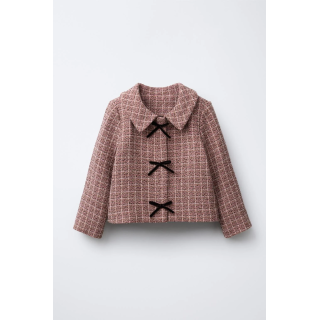 КУРТКА ИЗ РЕЛЬЕФНОЙ ТКАНИ В КЛЕТКУ С БАРХАТНЫМИ БАНТАМИ