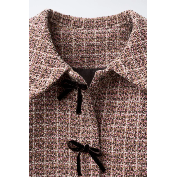 КУРТКА ИЗ РЕЛЬЕФНОЙ ТКАНИ В КЛЕТКУ С БАРХАТНЫМИ БАНТАМИ