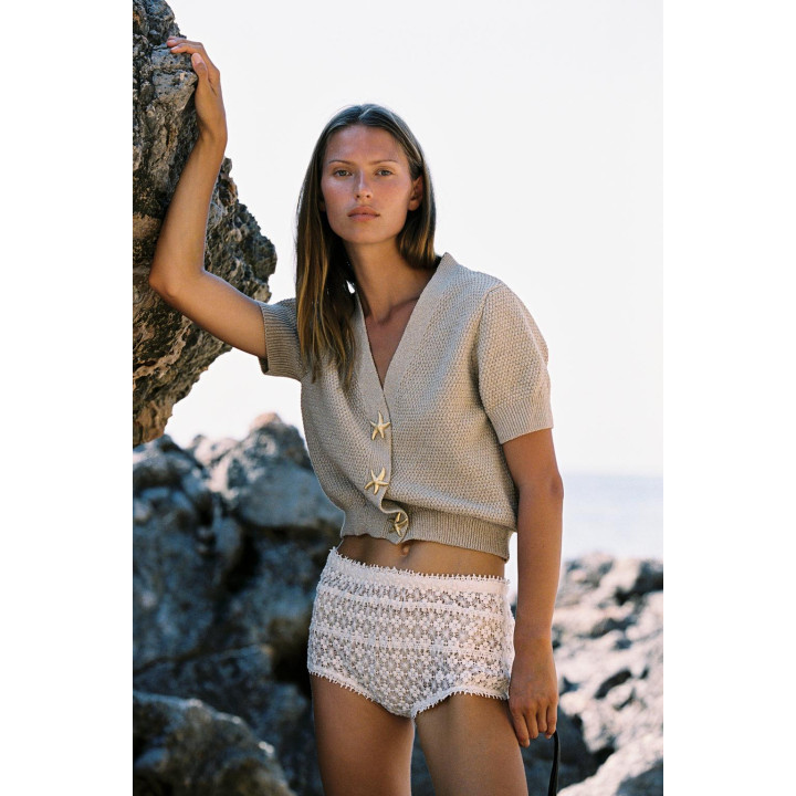 ВЯЗАНЫЙ КАРДИГАН С ПУГОВИЦАМИ В ВИДЕ ЗВЕЗД