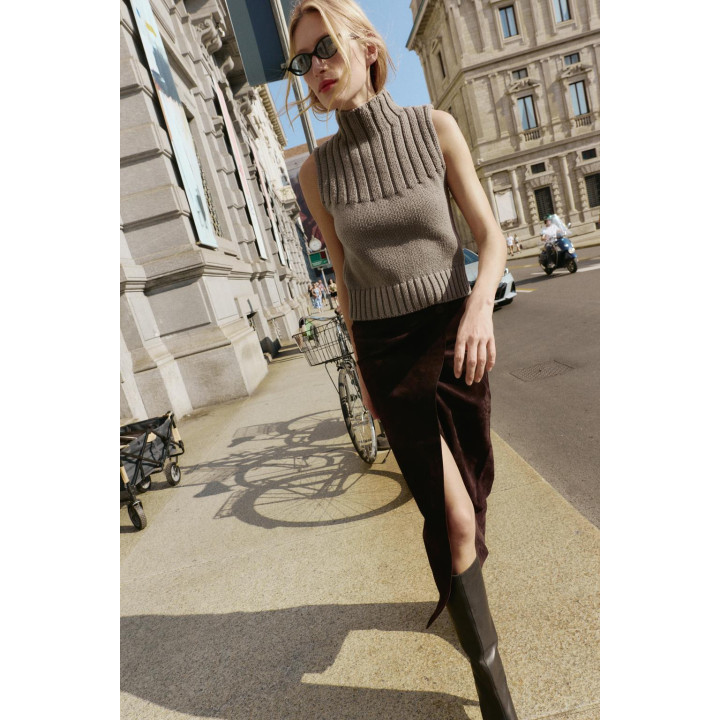 Топ с высоким воротником и рельефным узором