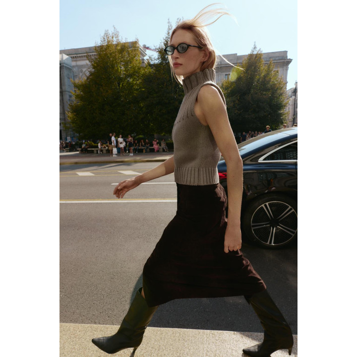 Топ с высоким воротником и рельефным узором