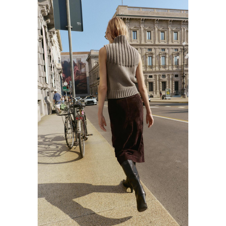 Топ с высоким воротником и рельефным узором