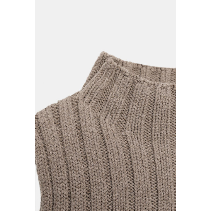 Топ с высоким воротником и рельефным узором