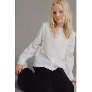 ОДНОТОННАЯ РУБАШКА С КОНТРАСТНЫМ ЖИЛЕТОМ И БАНТАМИ