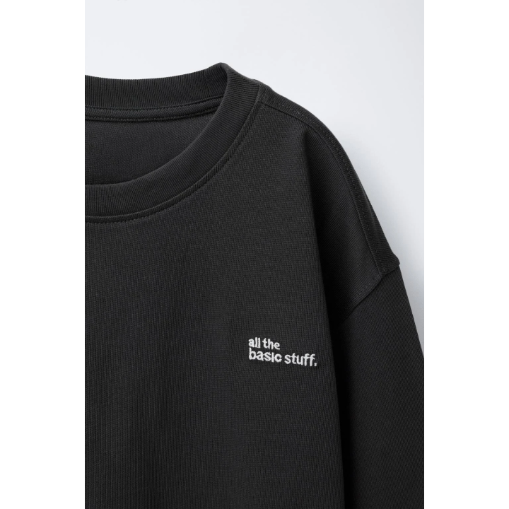 ЛОНГСЛИВ ИЗ ПЛОТНОЙ ТКАНИ С ВЫШИТОЙ НАДПИСЬЮ