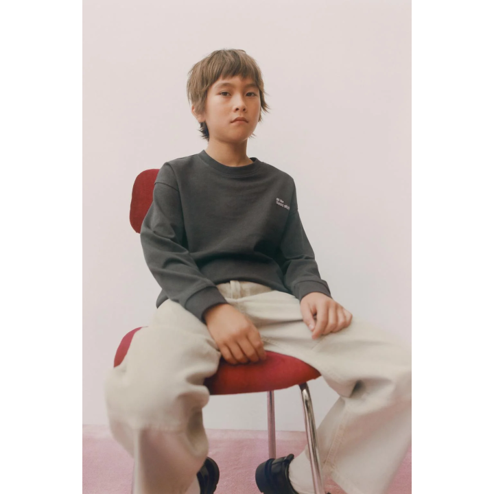 ЛОНГСЛИВ ИЗ ПЛОТНОЙ ТКАНИ С ВЫШИТОЙ НАДПИСЬЮ