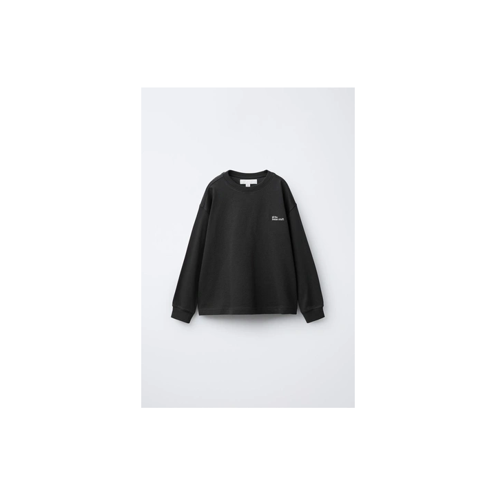 ЛОНГСЛИВ ИЗ ПЛОТНОЙ ТКАНИ С ВЫШИТОЙ НАДПИСЬЮ