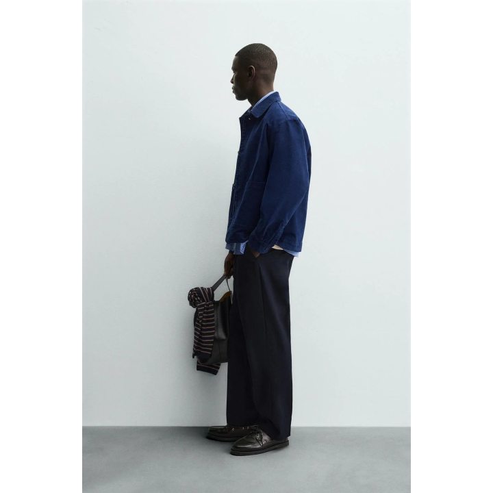 КУРТКА-РУБАШКА СТРУКТУРНОГО КРОЯ С КАРМАНАМИ