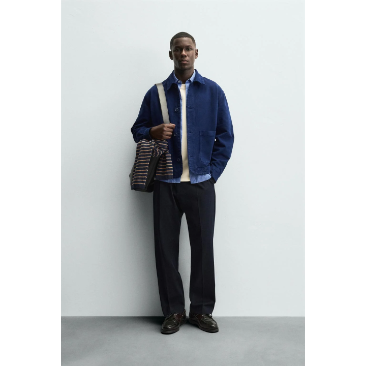 КУРТКА-РУБАШКА СТРУКТУРНОГО КРОЯ С КАРМАНАМИ