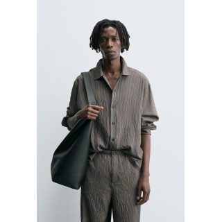 РУБАШКА ИЗ СТРУЯЩЕЙСЯ ТКАНИ В ПОЛОСКУ С ЭФФЕКТОМ ЖАТОСТИ