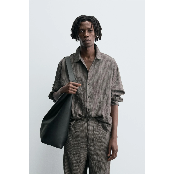 РУБАШКА ИЗ СТРУЯЩЕЙСЯ ТКАНИ В ПОЛОСКУ С ЭФФЕКТОМ ЖАТОСТИ