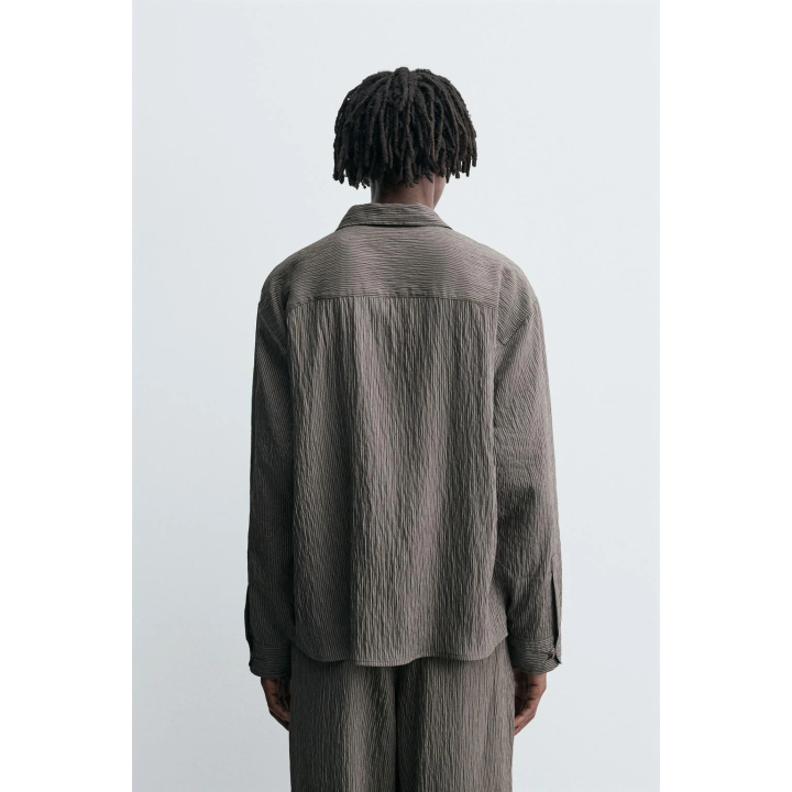 РУБАШКА ИЗ СТРУЯЩЕЙСЯ ТКАНИ В ПОЛОСКУ С ЭФФЕКТОМ ЖАТОСТИ