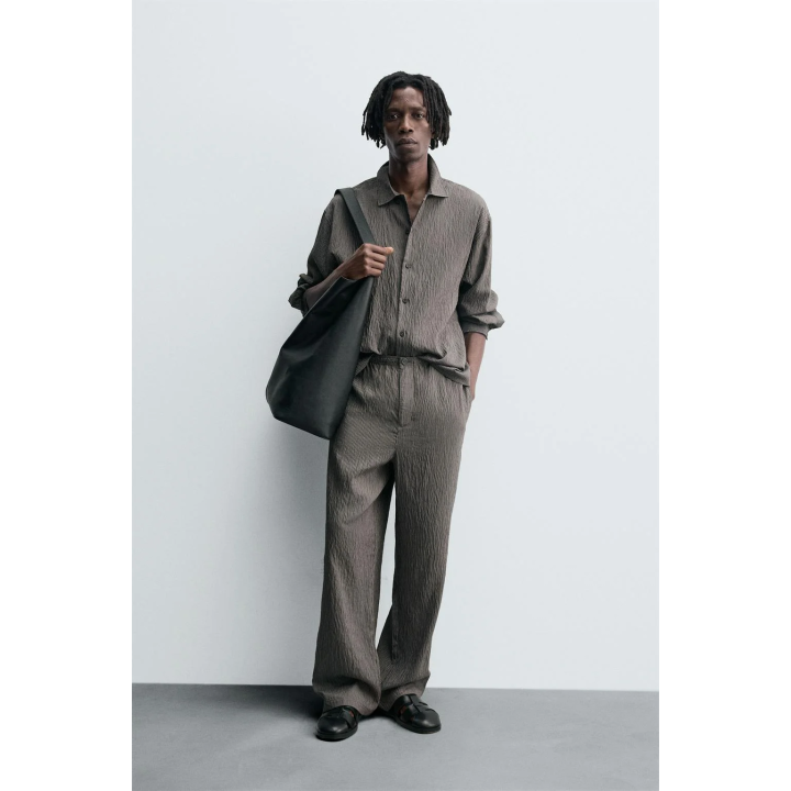 РУБАШКА ИЗ СТРУЯЩЕЙСЯ ТКАНИ В ПОЛОСКУ С ЭФФЕКТОМ ЖАТОСТИ