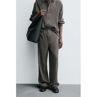 СТРУЯЩИЕСЯ БРЮКИ В ПОЛОСКУ С ЭФФЕКТОМ ЖАТОЙ ТКАНИ