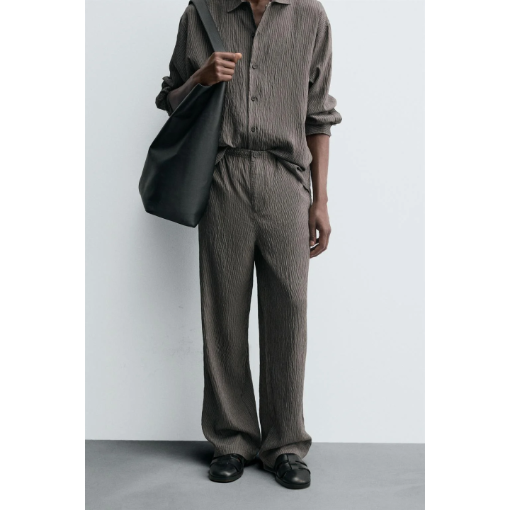 СТРУЯЩИЕСЯ БРЮКИ В ПОЛОСКУ С ЭФФЕКТОМ ЖАТОЙ ТКАНИ