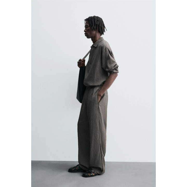 СТРУЯЩИЕСЯ БРЮКИ В ПОЛОСКУ С ЭФФЕКТОМ ЖАТОЙ ТКАНИ