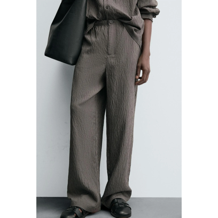 СТРУЯЩИЕСЯ БРЮКИ В ПОЛОСКУ С ЭФФЕКТОМ ЖАТОЙ ТКАНИ