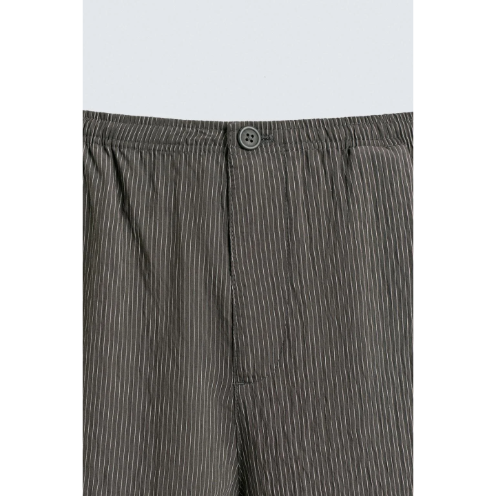 СТРУЯЩИЕСЯ БРЮКИ В ПОЛОСКУ С ЭФФЕКТОМ ЖАТОЙ ТКАНИ