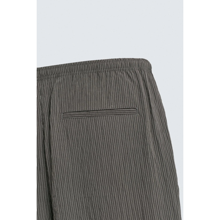 СТРУЯЩИЕСЯ БРЮКИ В ПОЛОСКУ С ЭФФЕКТОМ ЖАТОЙ ТКАНИ