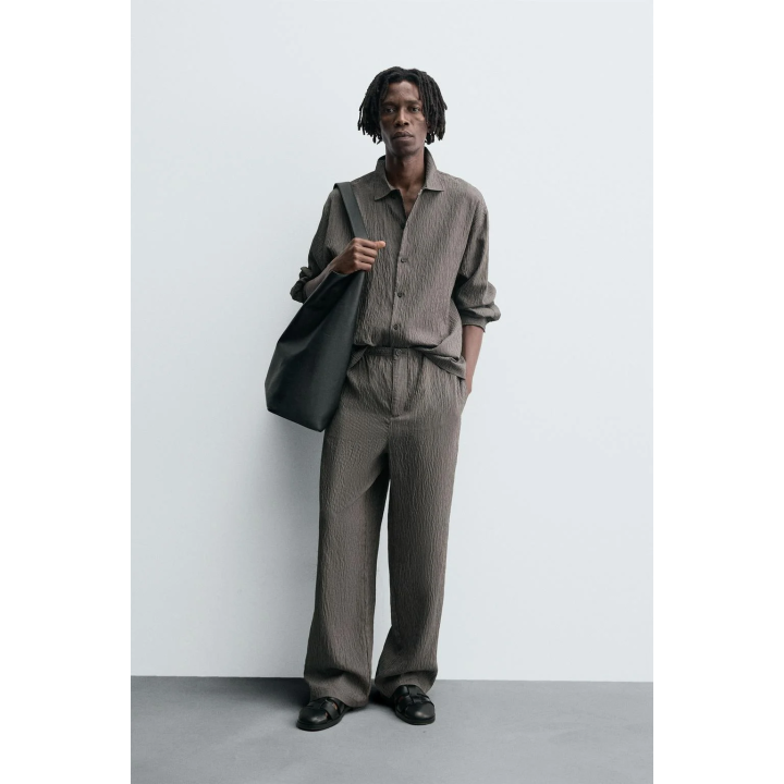 СТРУЯЩИЕСЯ БРЮКИ В ПОЛОСКУ С ЭФФЕКТОМ ЖАТОЙ ТКАНИ