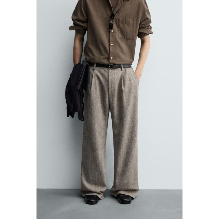 БРЮКИ ИЗ РЕЛЬЕФНОЙ ТКАНИ В ЕЛОЧКУ