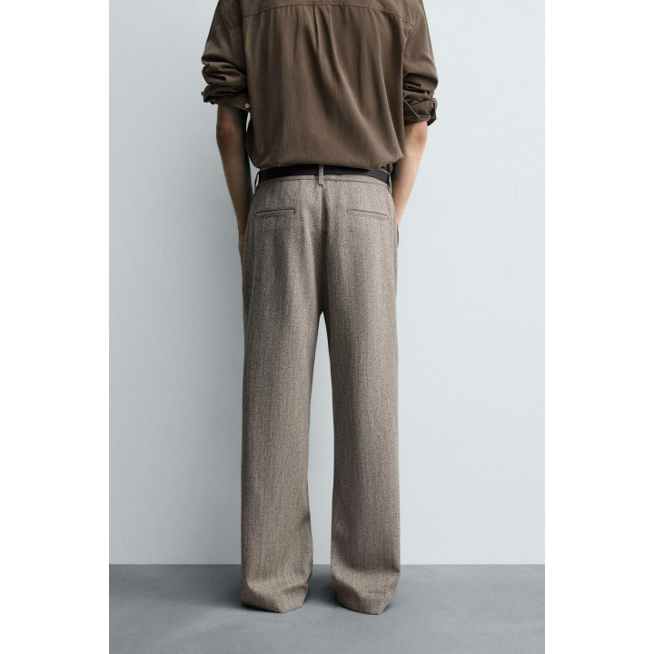 БРЮКИ ИЗ РЕЛЬЕФНОЙ ТКАНИ В ЕЛОЧКУ