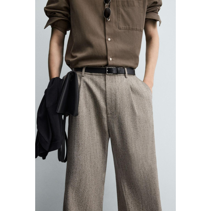 БРЮКИ ИЗ РЕЛЬЕФНОЙ ТКАНИ В ЕЛОЧКУ