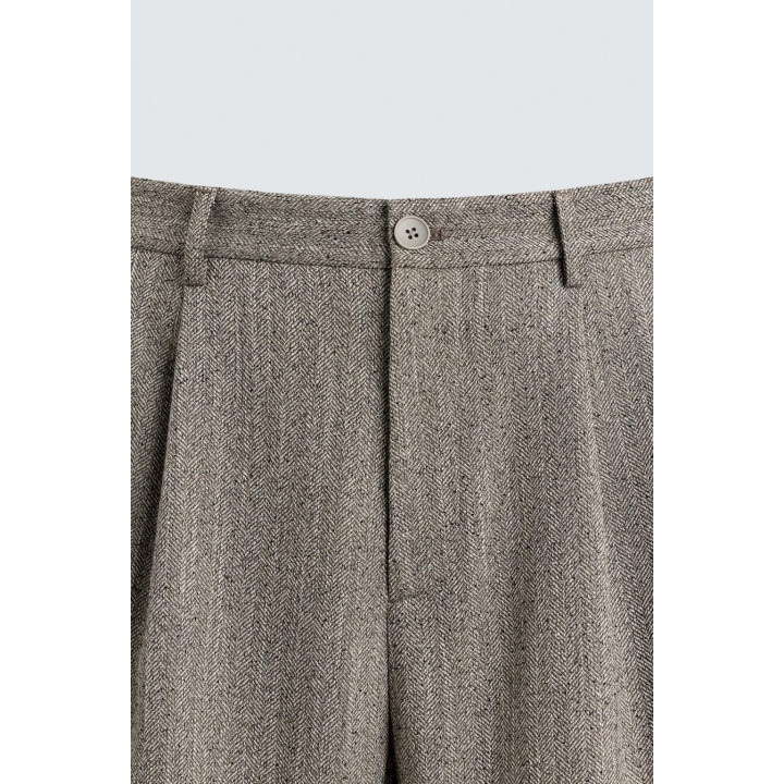 БРЮКИ ИЗ РЕЛЬЕФНОЙ ТКАНИ В ЕЛОЧКУ