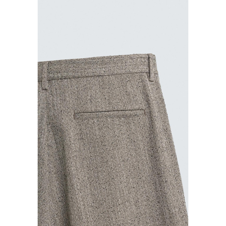 БРЮКИ ИЗ РЕЛЬЕФНОЙ ТКАНИ В ЕЛОЧКУ