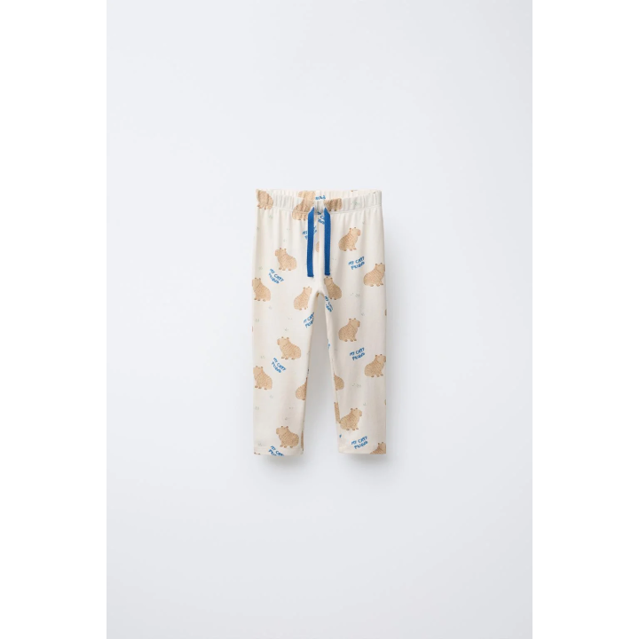 2-6 ЛЕТ/ПИЖАМА: ФУТБОЛКА И БРЮКИ С ПРИНТОМ «КАПИБАРЫ»