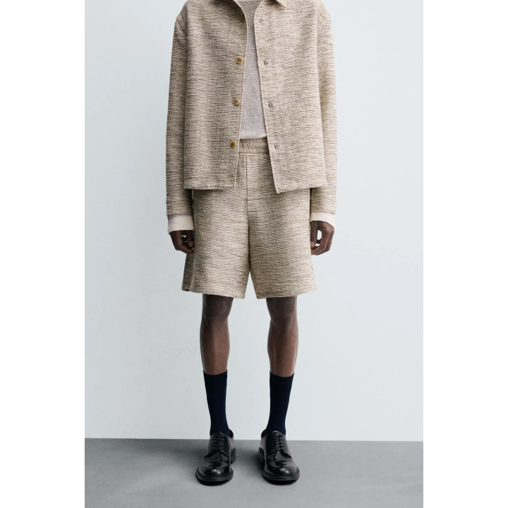 БЕРМУДЫ ИЗ ТКАНЕВОЙ СТРУКТУРЫ С КОНТРАСТОМ