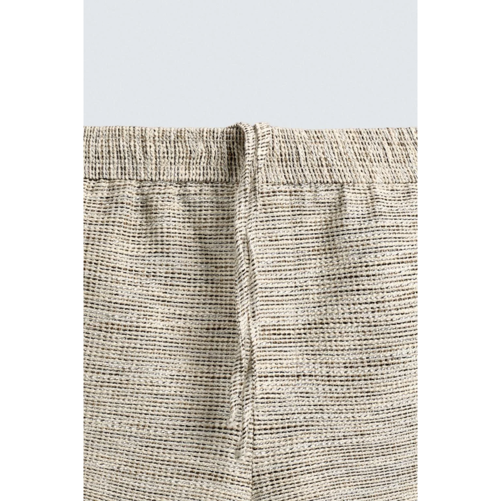 БЕРМУДЫ ИЗ ТКАНЕВОЙ СТРУКТУРЫ С КОНТРАСТОМ