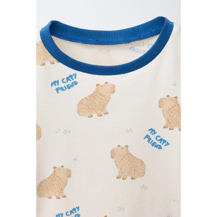 2-6 ЛЕТ/ПИЖАМА: ФУТБОЛКА И БРЮКИ С ПРИНТОМ «КАПИБАРЫ»