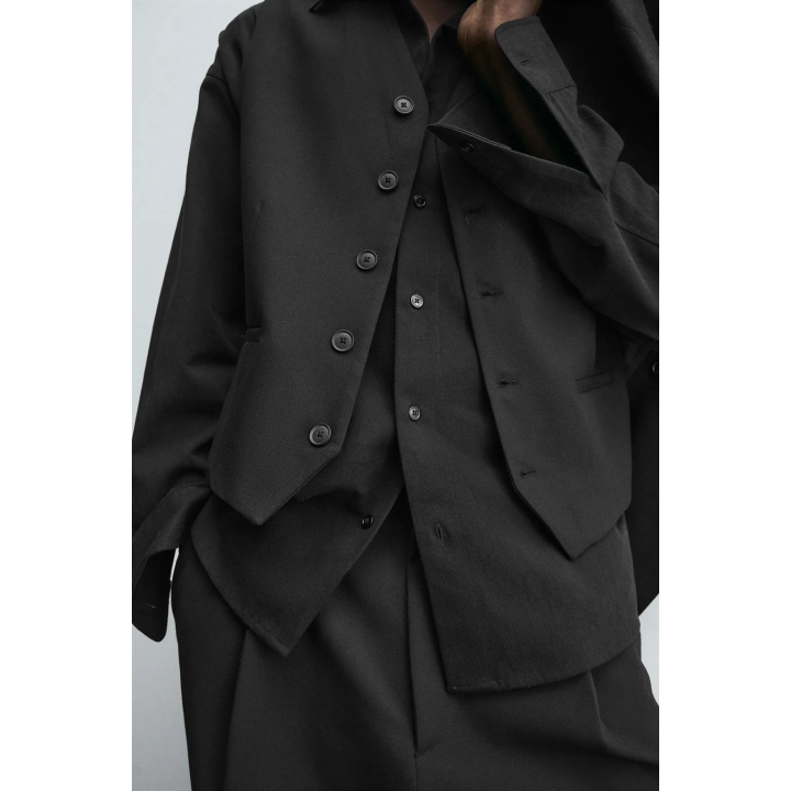 КОСТЮМНЫЙ ЖИЛЕТ ИЗ РЕЛЬЕФНОЙ ТКАНИ