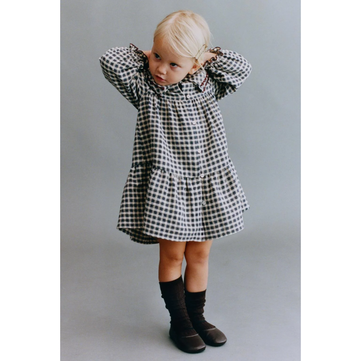 ПЛАТЬЕ В КЛЕТКУ С ВОЛНИСТОЙ ОТОРОЧКОЙ