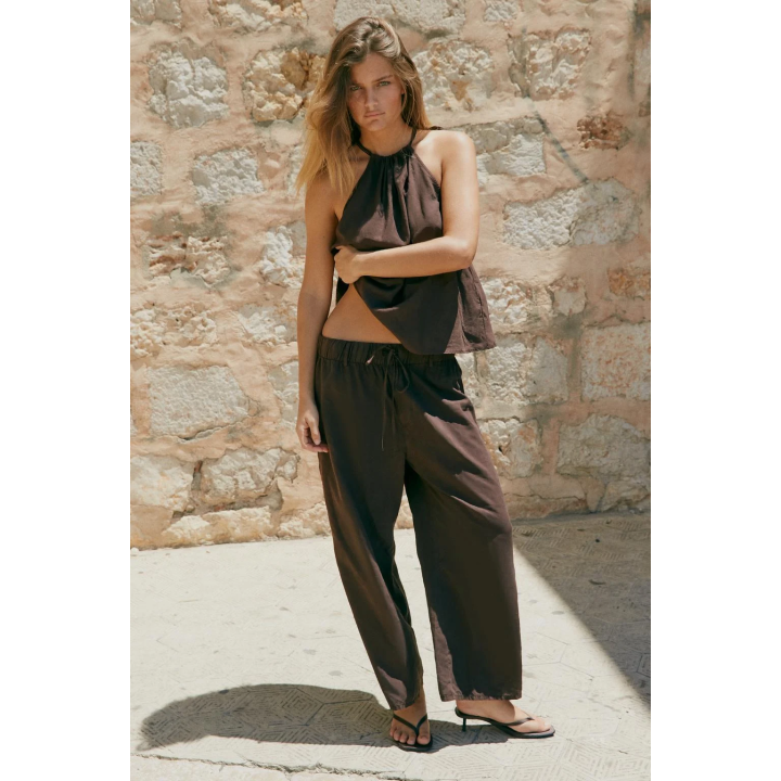 УКОРОЧЕННЫЕ БРЮКИ ИЗ СТРУЯЩЕЙСЯ ТКАНИ