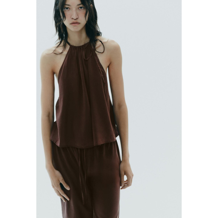 ТОП ИЗ СТРУЯЩЕЙСЯ ТКАНИ С ГОРЛОВИНОЙ ХАЛТЕР