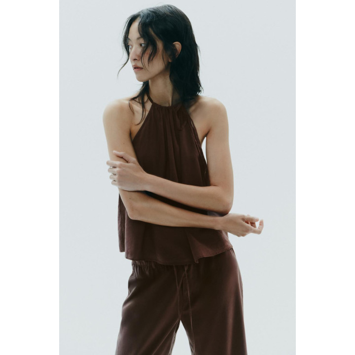 ТОП ИЗ СТРУЯЩЕЙСЯ ТКАНИ С ГОРЛОВИНОЙ ХАЛТЕР