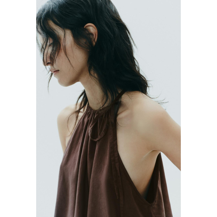 ТОП ИЗ СТРУЯЩЕЙСЯ ТКАНИ С ГОРЛОВИНОЙ ХАЛТЕР