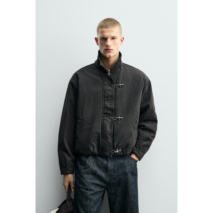 Куртка облегающего кроя с металлическими застежками