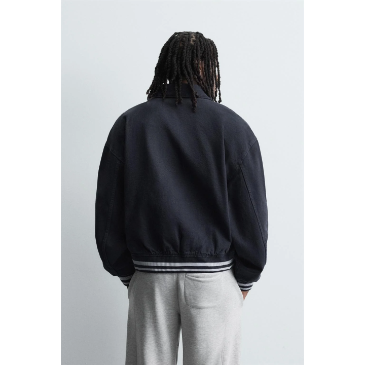 Бомбер с нашивками