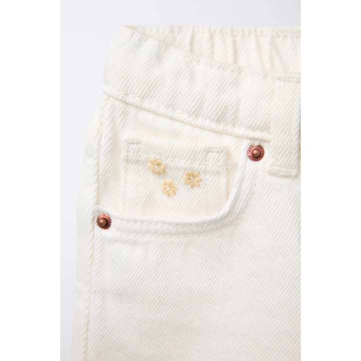 Джинсовые бермуды с высокой талией и вышитыми цветочными мотивами