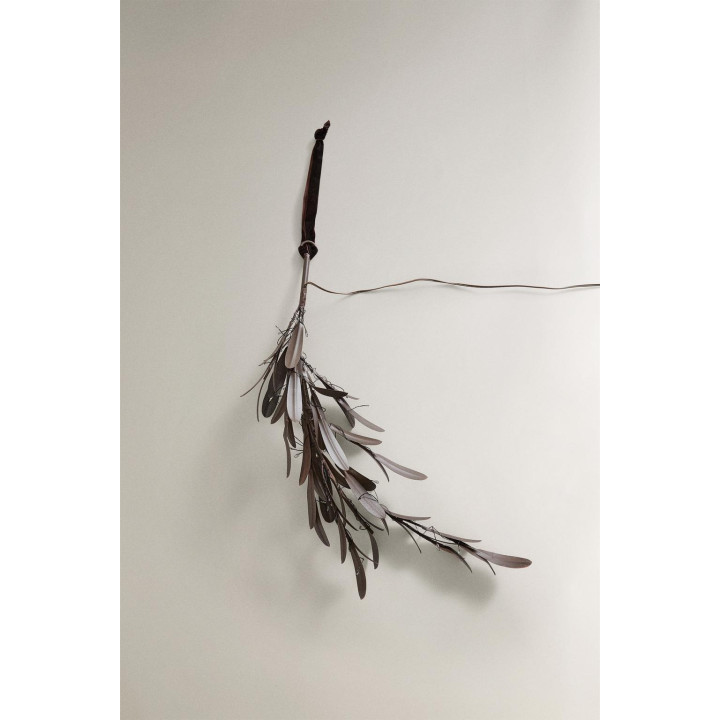 Светильник к новому году, большая ветка с листьями и огнями