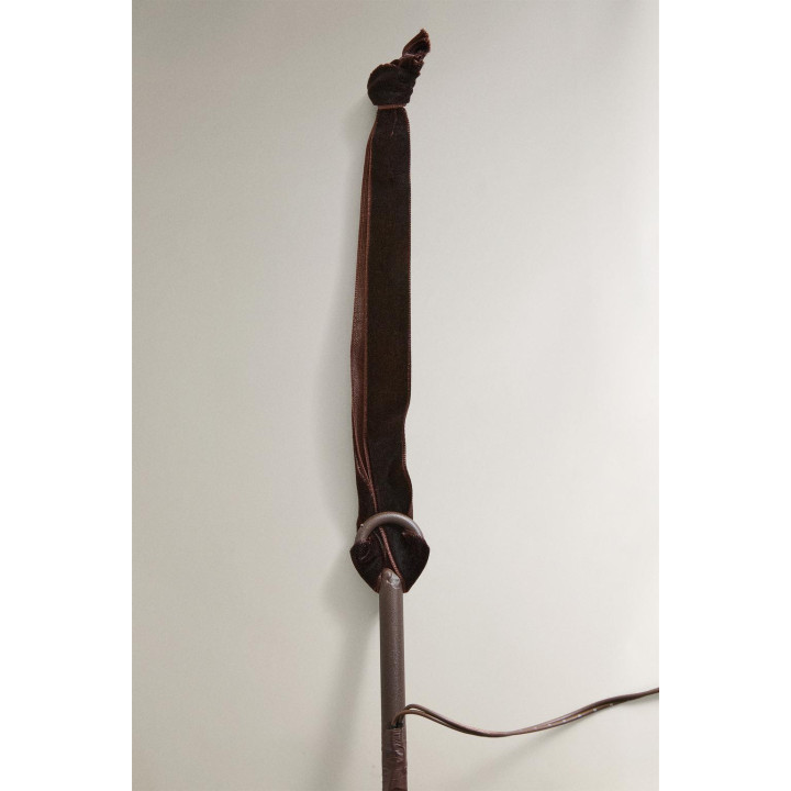 Светильник к новому году, большая ветка с листьями и огнями