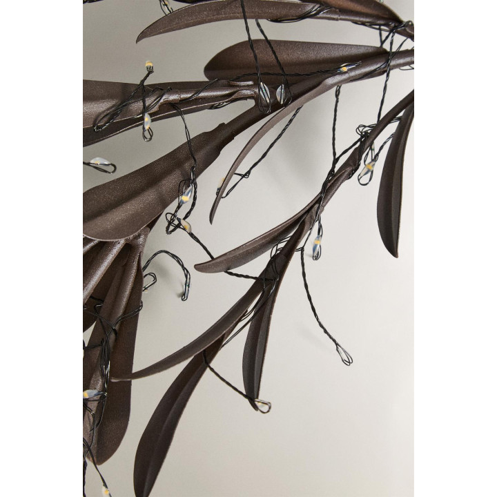 Средняя ветвь с листьями и огоньками