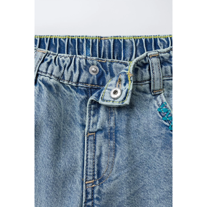 Джинсы с вышивкой и свободным кроем