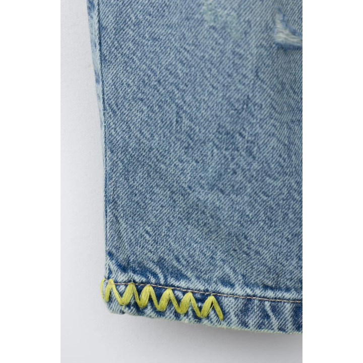 Джинсы с вышивкой и свободным кроем