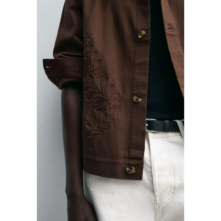 КУРТКА-РУБАШКА С ВЫШИВКОЙ ИЗ РЕЛЬЕФНОЙ ТКАНИ